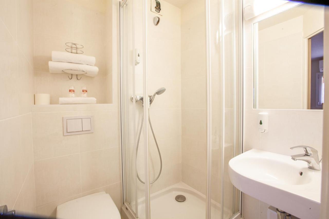 Hotel Lyon - Priest 3*
